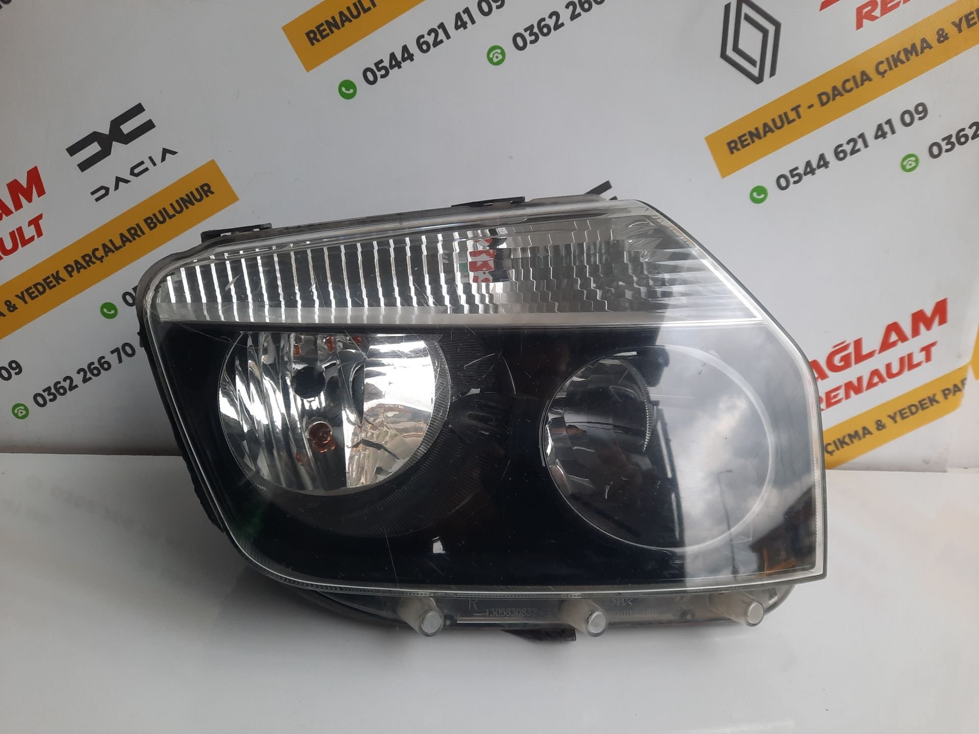 Duster 1 Orijinal Çıkma Sağ Far 2010 - 2013 İçi Siyah 1305236684